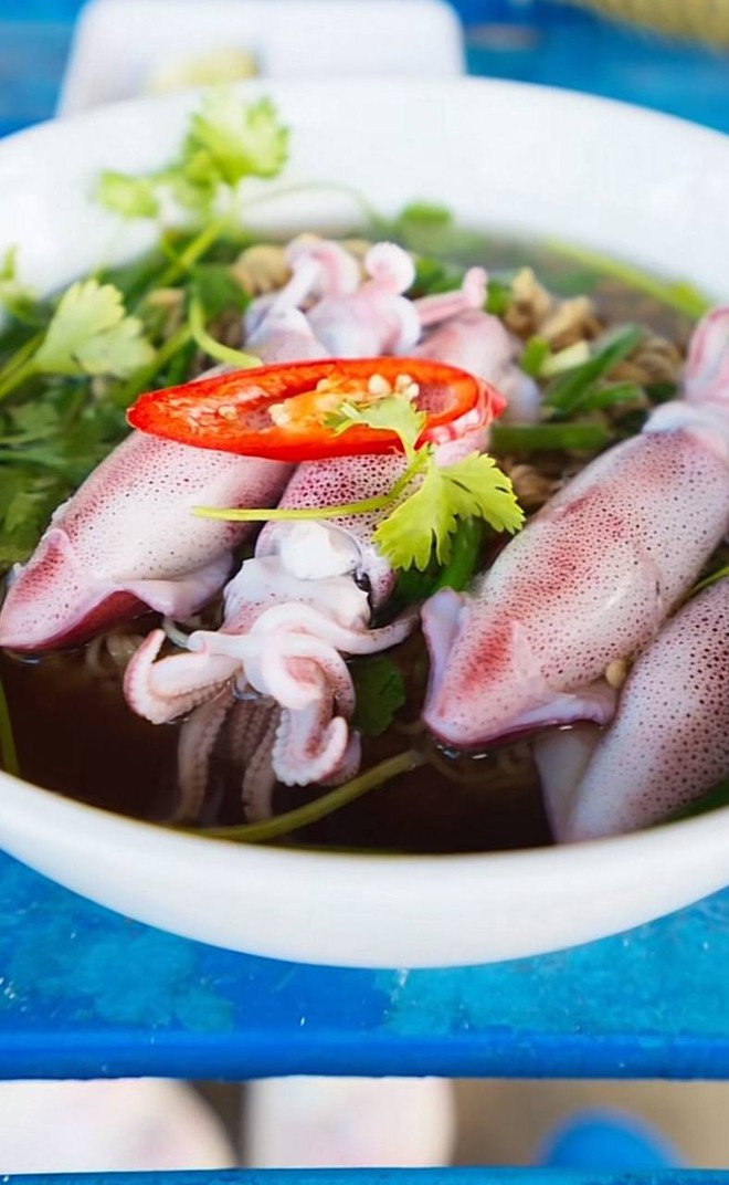 Việt Nam c&oacute; l&agrave;ng ch&agrave;i b&aacute;n loại mực chết l&agrave; mất gi&aacute;, nửa triệu đồng một kg m&agrave; người d&acirc;n vẫn v&ocirc; tư ăn với m&igrave; t&ocirc;m - Ảnh 6.