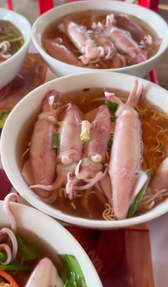 Việt Nam c&oacute; l&agrave;ng ch&agrave;i b&aacute;n loại mực chết l&agrave; mất gi&aacute;, nửa triệu đồng một kg m&agrave; người d&acirc;n vẫn v&ocirc; tư ăn với m&igrave; t&ocirc;m - Ảnh 12.