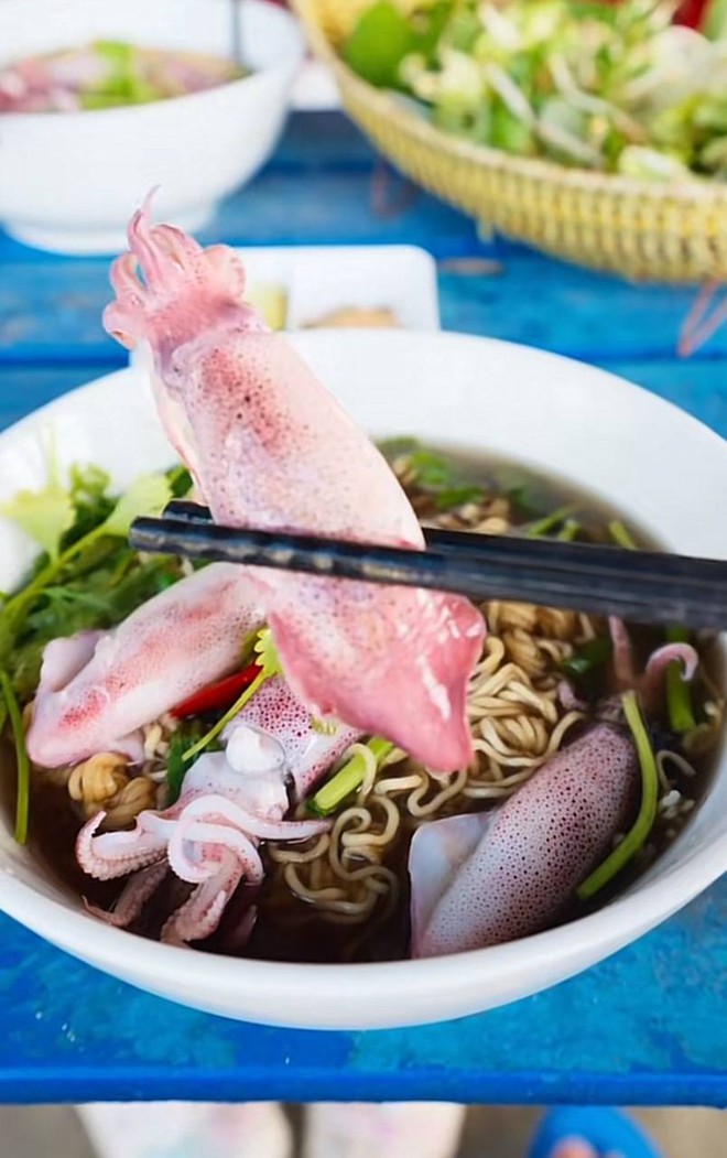 Việt Nam c&oacute; l&agrave;ng ch&agrave;i b&aacute;n loại mực chết l&agrave; mất gi&aacute;, nửa triệu đồng một kg m&agrave; người d&acirc;n vẫn v&ocirc; tư ăn với m&igrave; t&ocirc;m - Ảnh 8.
