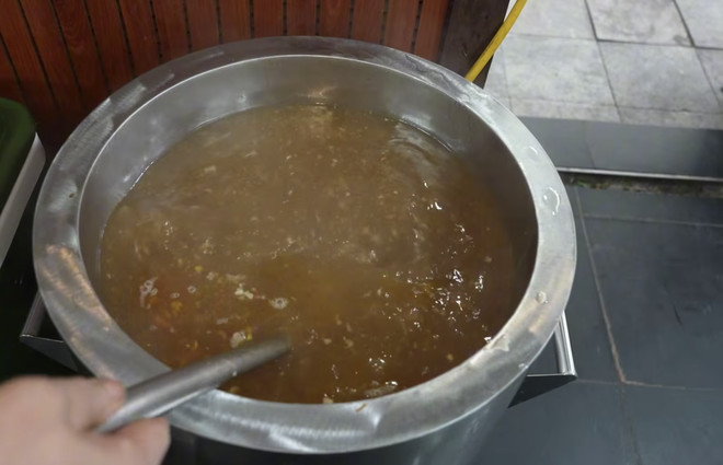 Qu&aacute;n canh b&uacute;n cua gia truyền ở phố cổ H&agrave; Nội, sợi b&uacute;n to gấp v&agrave;i lần b&igrave;nh thường, d&ugrave;ng 5 kg cua đồng cho nồi nước d&ugrave;ng - Ảnh 8.