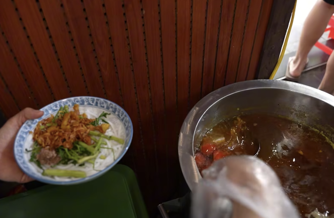 Qu&aacute;n canh b&uacute;n cua gia truyền ở phố cổ H&agrave; Nội, sợi b&uacute;n to gấp v&agrave;i lần b&igrave;nh thường, d&ugrave;ng 5 kg cua đồng cho nồi nước d&ugrave;ng - Ảnh 7.