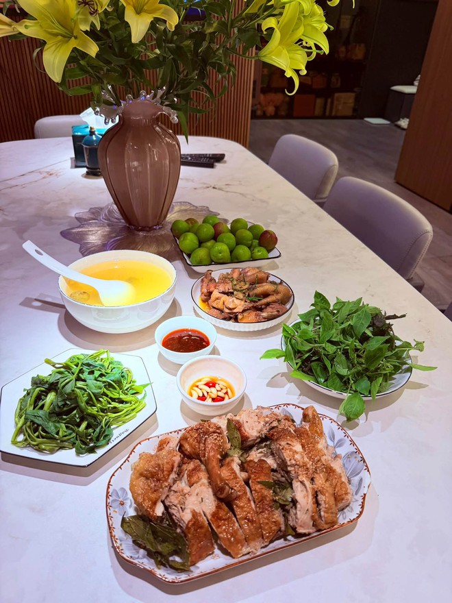 MC thi Ai L&agrave; Triệu Ph&uacute; năm 2017 &ldquo;ẵm&rdquo; 22 triệu: Hiện mang qu&acirc;n h&agrave;m Đại &uacute;y, hằng ng&agrave;y vẫn nấu những m&acirc;m cơm nh&agrave; ngon thế n&agrave;y- Ảnh 6.