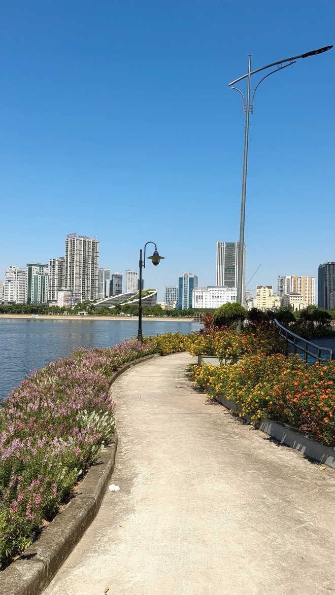 H&agrave; Nội vừa c&oacute; th&ecirc;m một c&ocirc;ng vi&ecirc;n hoa ven hồ rộng gấp 1,5 lần Hồ Gươm, mở cửa miễn ph&iacute; cho tất cả người d&acirc;n - Ảnh 25.