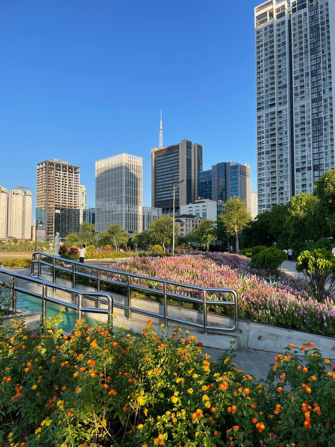 H&agrave; Nội vừa c&oacute; th&ecirc;m một c&ocirc;ng vi&ecirc;n hoa ven hồ rộng gấp 1,5 lần Hồ Gươm, mở cửa miễn ph&iacute; cho tất cả người d&acirc;n - Ảnh 19.