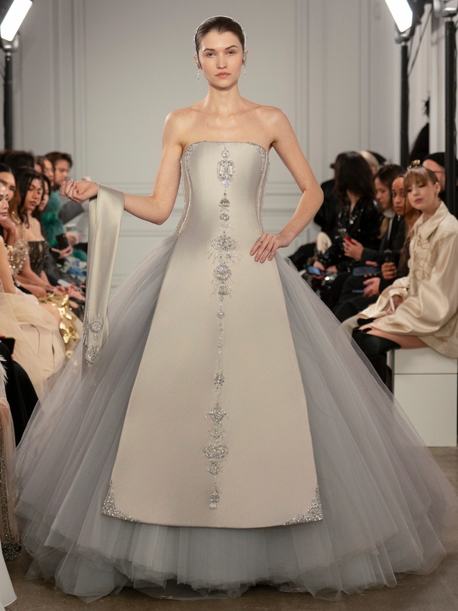 Si&ecirc;u mẫu số 1 thế giới gật đầu l&agrave;m vedette, cổ vũ NTK người Việt đầu ti&ecirc;n l&agrave;m n&ecirc;n kỳ t&iacute;ch: "Lịch sử đ&atilde; được viết n&ecirc;n!"- Ảnh 9.