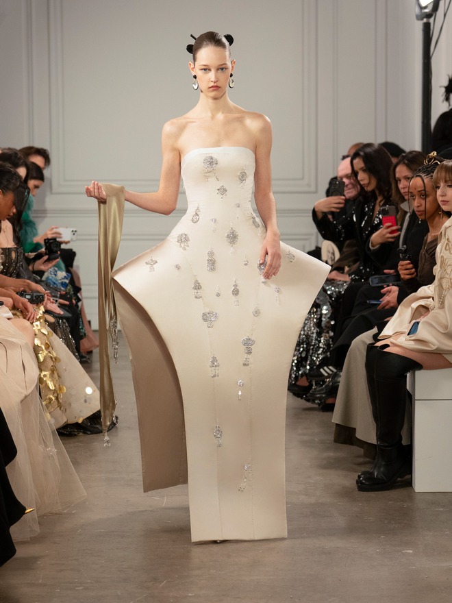 Si&ecirc;u mẫu số 1 thế giới gật đầu l&agrave;m vedette, cổ vũ NTK người Việt đầu ti&ecirc;n l&agrave;m n&ecirc;n kỳ t&iacute;ch: "Lịch sử đ&atilde; được viết n&ecirc;n!"- Ảnh 11.