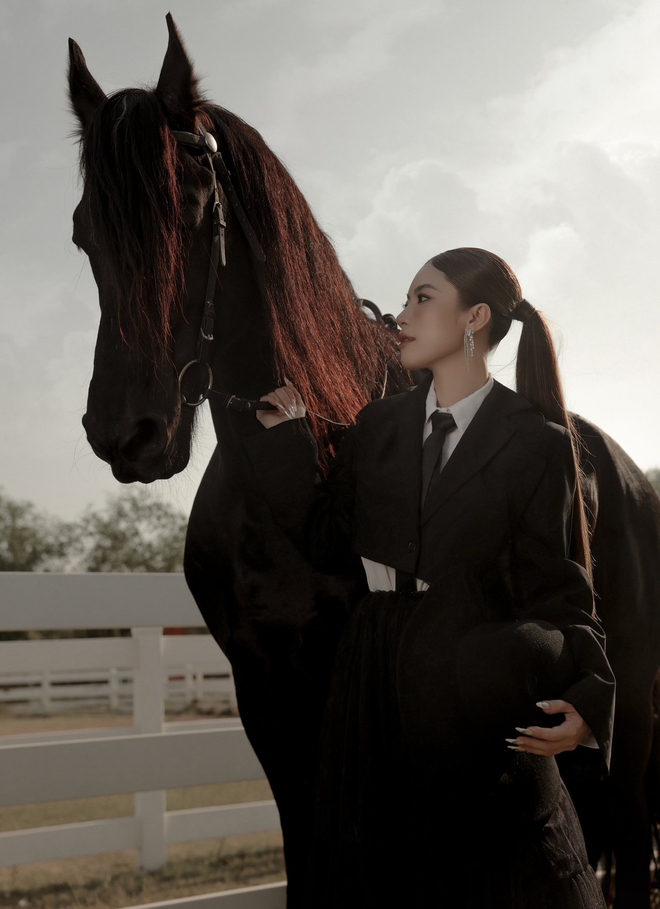 Ngựa đen tiền tỷ &ldquo;k&eacute;o kh&aacute;ch&rdquo; dịp Tết B&iacute;nh Ngọ: Kh&aacute;ch sẵn s&agrave;ng chi 10 triệu, studio tất bật chạy trend- Ảnh 10.