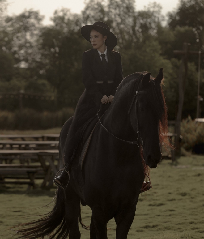 Ngựa đen tiền tỷ &ldquo;k&eacute;o kh&aacute;ch&rdquo; dịp Tết B&iacute;nh Ngọ: Kh&aacute;ch sẵn s&agrave;ng chi 10 triệu, studio tất bật chạy trend- Ảnh 12.