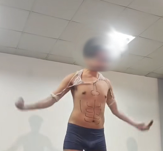 Sốc tận &oacute;c: Văn ph&ograve;ng giữa H&agrave; Nội biến th&agrave;nh "s&agrave;n diễn nội y", sếp v&agrave; nh&acirc;n vi&ecirc;n bế bồng nhau uốn &eacute;o khiến người xem đỏ mặt- Ảnh 4.