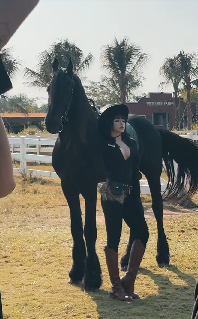 Ngựa đen tiền tỷ &ldquo;k&eacute;o kh&aacute;ch&rdquo; dịp Tết B&iacute;nh Ngọ: Kh&aacute;ch sẵn s&agrave;ng chi 10 triệu, studio tất bật chạy trend- Ảnh 11.