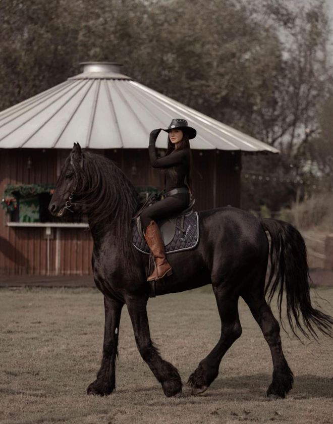 Ngựa đen tiền tỷ &ldquo;k&eacute;o kh&aacute;ch&rdquo; dịp Tết B&iacute;nh Ngọ: Kh&aacute;ch sẵn s&agrave;ng chi 10 triệu, studio tất bật chạy trend- Ảnh 9.