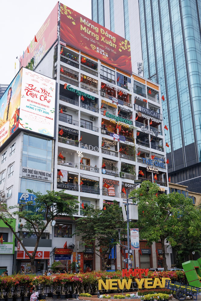 Chung cư 66 năm tuổi ở phố đi bộ Nguyễn Huệ từng l&ecirc;n b&aacute;o Mỹ: Diện mạo sau chỉnh trang lạ lẫm, nh&igrave;n ảo như A.I- Ảnh 6.