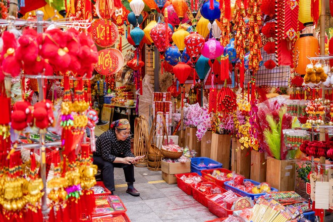 Phố H&agrave;ng M&atilde; đỏ rực những ng&agrave;y gi&aacute;p Tết: Kh&ocirc;ng c&ograve;n cảnh chen nhau chụp ảnh, d&acirc;n t&igrave;nh lặng lẽ sắm sửa đ&oacute;n xu&acirc;n- Ảnh 1.