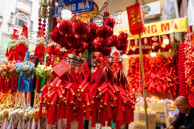 Phố H&agrave;ng M&atilde; đỏ rực những ng&agrave;y gi&aacute;p Tết: Kh&ocirc;ng c&ograve;n cảnh chen nhau chụp ảnh, d&acirc;n t&igrave;nh lặng lẽ sắm sửa đ&oacute;n xu&acirc;n- Ảnh 15.
