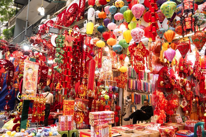 Phố H&agrave;ng M&atilde; đỏ rực những ng&agrave;y gi&aacute;p Tết: Kh&ocirc;ng c&ograve;n cảnh chen nhau chụp ảnh, d&acirc;n t&igrave;nh lặng lẽ sắm sửa đ&oacute;n xu&acirc;n- Ảnh 16.