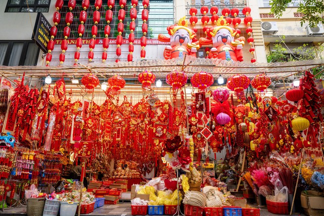 Phố H&agrave;ng M&atilde; đỏ rực những ng&agrave;y gi&aacute;p Tết: Kh&ocirc;ng c&ograve;n cảnh chen nhau chụp ảnh, d&acirc;n t&igrave;nh lặng lẽ sắm sửa đ&oacute;n xu&acirc;n- Ảnh 2.