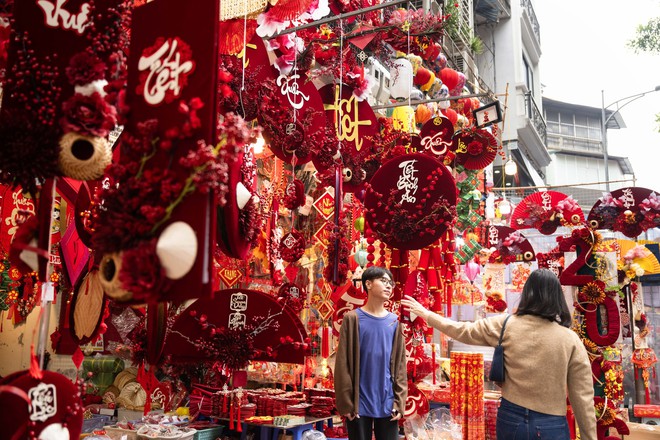 Phố H&agrave;ng M&atilde; đỏ rực những ng&agrave;y gi&aacute;p Tết: Kh&ocirc;ng c&ograve;n cảnh chen nhau chụp ảnh, d&acirc;n t&igrave;nh lặng lẽ sắm sửa đ&oacute;n xu&acirc;n- Ảnh 3.