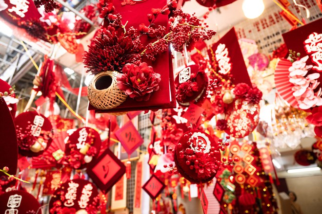 Phố H&agrave;ng M&atilde; đỏ rực những ng&agrave;y gi&aacute;p Tết: Kh&ocirc;ng c&ograve;n cảnh chen nhau chụp ảnh, d&acirc;n t&igrave;nh lặng lẽ sắm sửa đ&oacute;n xu&acirc;n- Ảnh 4.