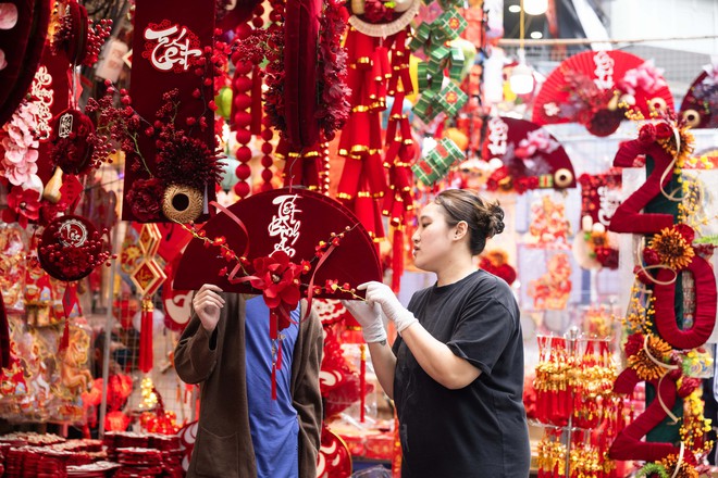 Phố H&agrave;ng M&atilde; đỏ rực những ng&agrave;y gi&aacute;p Tết: Kh&ocirc;ng c&ograve;n cảnh chen nhau chụp ảnh, d&acirc;n t&igrave;nh lặng lẽ sắm sửa đ&oacute;n xu&acirc;n- Ảnh 5.
