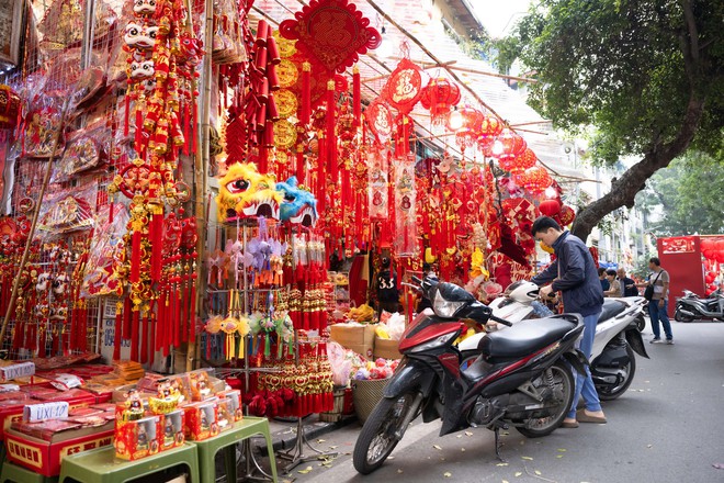 Phố H&agrave;ng M&atilde; đỏ rực những ng&agrave;y gi&aacute;p Tết: Kh&ocirc;ng c&ograve;n cảnh chen nhau chụp ảnh, d&acirc;n t&igrave;nh lặng lẽ sắm sửa đ&oacute;n xu&acirc;n- Ảnh 7.