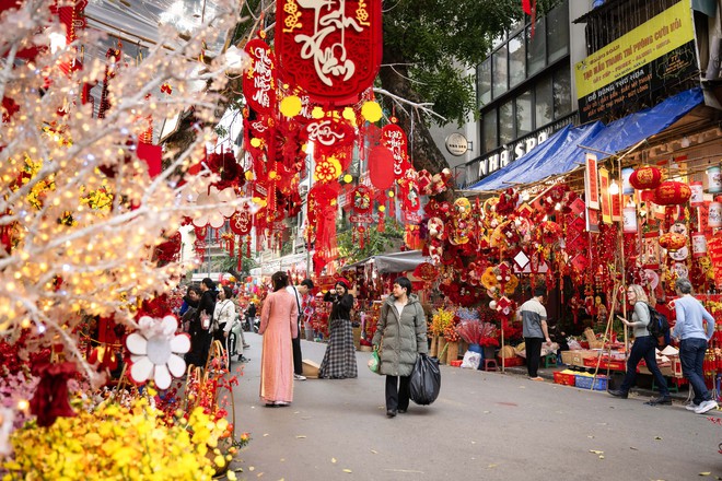 Phố H&agrave;ng M&atilde; đỏ rực những ng&agrave;y gi&aacute;p Tết: Kh&ocirc;ng c&ograve;n cảnh chen nhau chụp ảnh, d&acirc;n t&igrave;nh lặng lẽ sắm sửa đ&oacute;n xu&acirc;n- Ảnh 8.