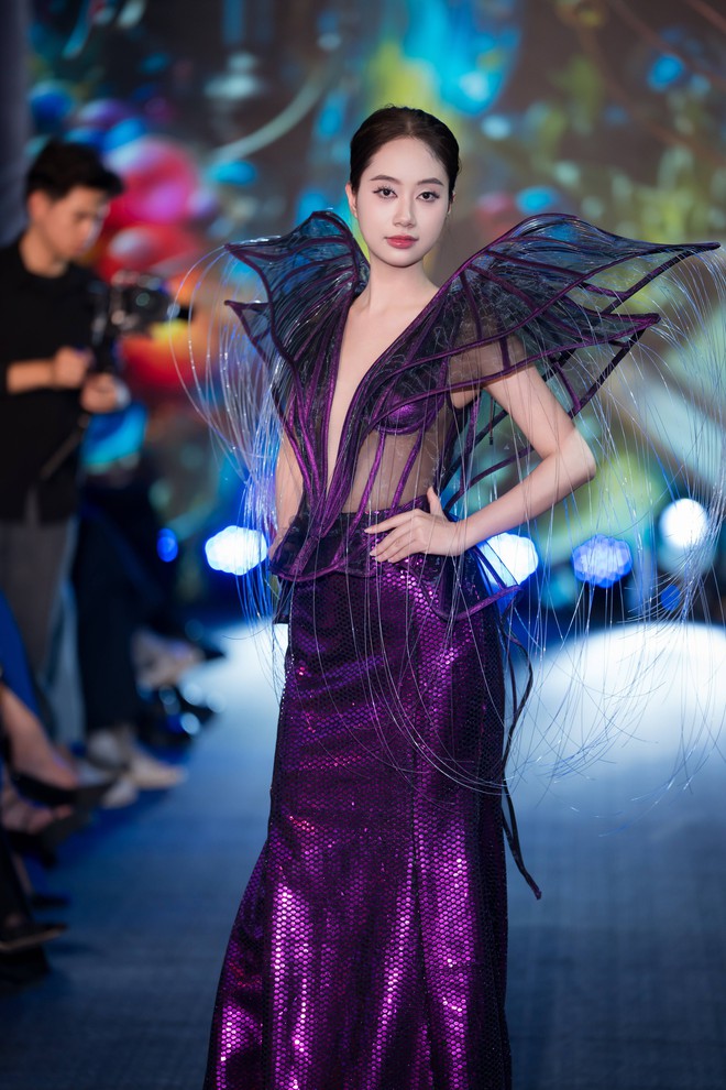 Dụi mắt kh&ocirc;ng nhận ra Văn To&agrave;n, rời s&acirc;n cỏ l&agrave; "l&ecirc;n đồ" cực bảnh, chiếm trọn spotlight tại sự kiện thời trang- Ảnh 3.