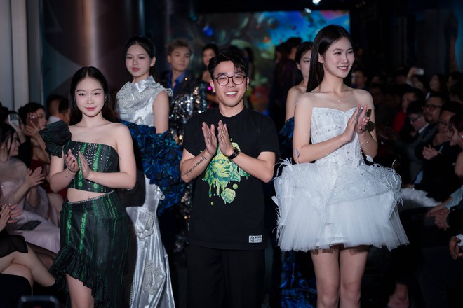 Dụi mắt kh&ocirc;ng nhận ra Văn To&agrave;n, rời s&acirc;n cỏ l&agrave; "l&ecirc;n đồ" cực bảnh, chiếm trọn spotlight tại sự kiện thời trang- Ảnh 5.