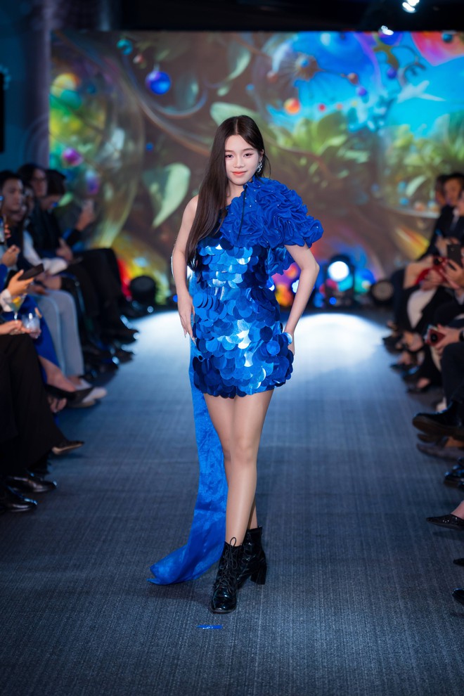 Dụi mắt kh&ocirc;ng nhận ra Văn To&agrave;n, rời s&acirc;n cỏ l&agrave; "l&ecirc;n đồ" cực bảnh, chiếm trọn spotlight tại sự kiện thời trang- Ảnh 4.