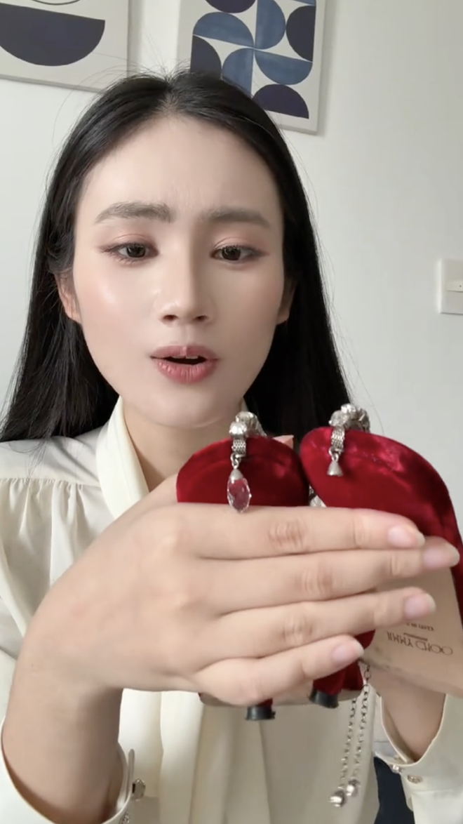 Hoa hậu &Yacute; Nhi b&oacute;c phốt h&atilde;ng gi&agrave;y được mệnh danh l&agrave; "&ocirc;ng ho&agrave;ng cao g&oacute;t"- Ảnh 7.