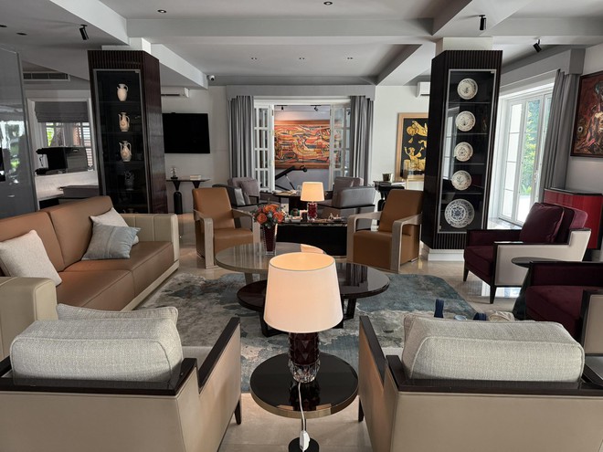 Nam nghệ sĩ cưới vợ đại gia kém 16 tuổi, bỏ showbiz, làm giám đốc bảo tàng, biệt thự trải khắp TP. Hồ Chí Minh- Ảnh 9.