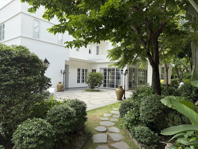 Nam nghệ sĩ cưới vợ đại gia kém 16 tuổi, bỏ showbiz, làm giám đốc bảo tàng, biệt thự trải khắp TP. Hồ Chí Minh- Ảnh 10.