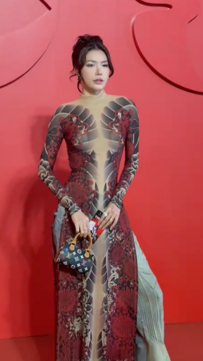 Hoảng với &aacute;o d&agrave;i "hổ b&aacute;o" của Minh T&uacute; tr&ecirc;n thảm đỏ Thỏ Ơi- Ảnh 2.