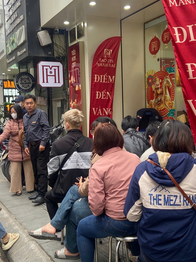 Tiệm vàng hôm nay: Dân văn phòng xin nghỉ Tết sớm đi mua vàng, xếp hàng từ sáng, đông như siêu thị- Ảnh 2. Tiệm vàng hôm nay: Dân văn phòng xin nghỉ Tết sớm đi mua vàng, xếp hàng từ sáng, đông như siêu thị- Ảnh 2.