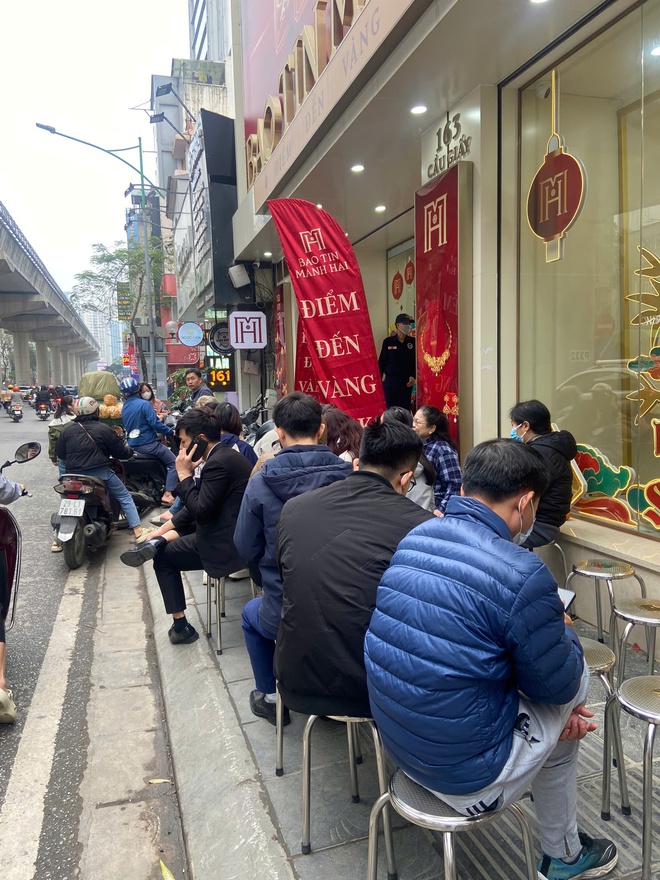 Tiệm vàng hôm nay: Dân văn phòng xin nghỉ Tết sớm đi mua vàng, xếp hàng từ sáng, đông như siêu thị- Ảnh 3. Tiệm vàng hôm nay: Dân văn phòng xin nghỉ Tết sớm đi mua vàng, xếp hàng từ sáng, đông như siêu thị- Ảnh 3.