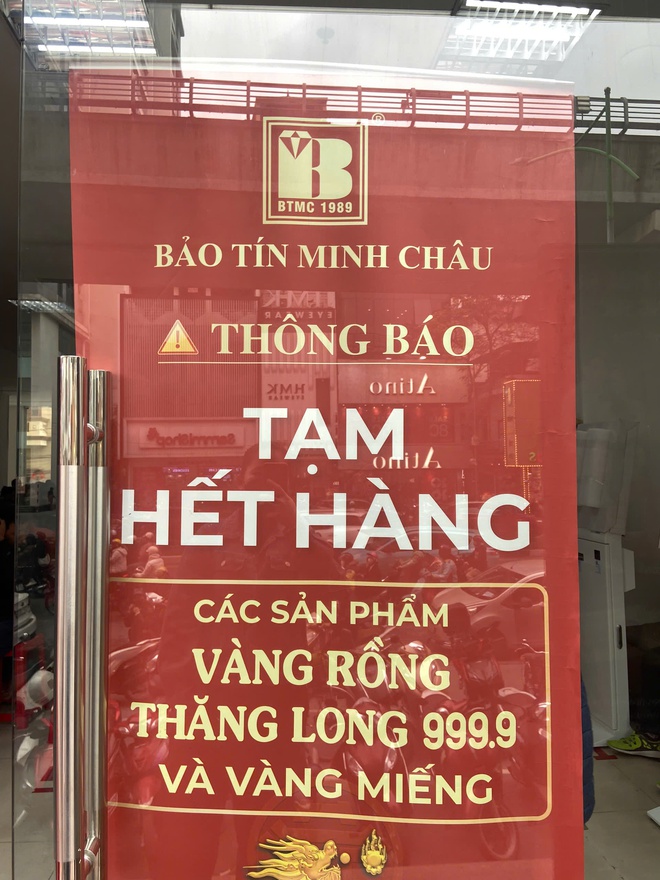 Tiệm vàng hôm nay: Dân văn phòng xin nghỉ Tết sớm đi mua vàng, xếp hàng từ sáng, đông như siêu thị- Ảnh 5. Tiệm vàng hôm nay: Dân văn phòng xin nghỉ Tết sớm đi mua vàng, xếp hàng từ sáng, đông như siêu thị- Ảnh 5.