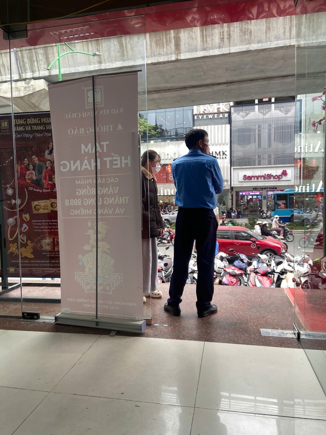 Tiệm vàng hôm nay: Dân văn phòng xin nghỉ Tết sớm đi mua vàng, xếp hàng từ sáng, đông như siêu thị- Ảnh 6. Tiệm vàng hôm nay: Dân văn phòng xin nghỉ Tết sớm đi mua vàng, xếp hàng từ sáng, đông như siêu thị- Ảnh 6.