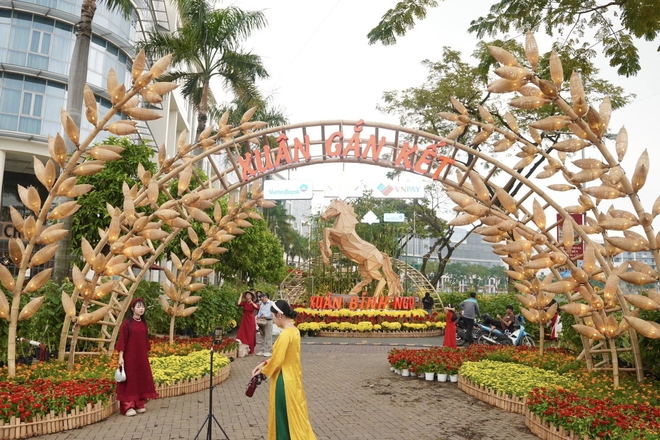 "Đại chiến" 3 đường hoa hot nhất TPHCM năm nay: Ngựa th&eacute;p 2 tỷ nặng 5 tấn liệu c&oacute; khiến tượng đ&agrave;i 11m ở Nguyễn Huệ phải d&egrave; chừng?- Ảnh 22.