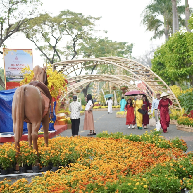 "Đại chiến" 3 đường hoa hot nhất TPHCM năm nay: Ngựa th&eacute;p 2 tỷ nặng 5 tấn liệu c&oacute; khiến tượng đ&agrave;i 11m ở Nguyễn Huệ phải d&egrave; chừng?- Ảnh 21.