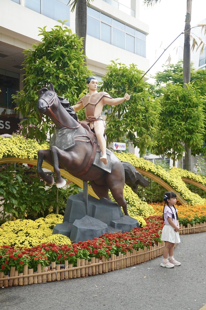 "Đại chiến" 3 đường hoa hot nhất TPHCM năm nay: Ngựa th&eacute;p 2 tỷ nặng 5 tấn liệu c&oacute; khiến tượng đ&agrave;i 11m ở Nguyễn Huệ phải d&egrave; chừng?- Ảnh 20.