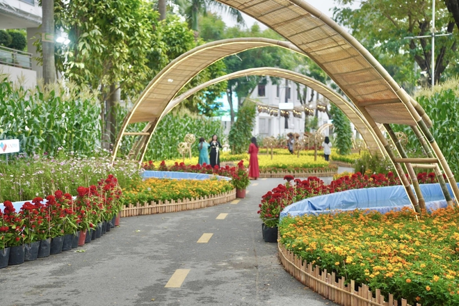 "Đại chiến" 3 đường hoa hot nhất TPHCM năm nay: Ngựa th&eacute;p 2 tỷ nặng 5 tấn liệu c&oacute; khiến tượng đ&agrave;i 11m ở Nguyễn Huệ phải d&egrave; chừng?- Ảnh 25.