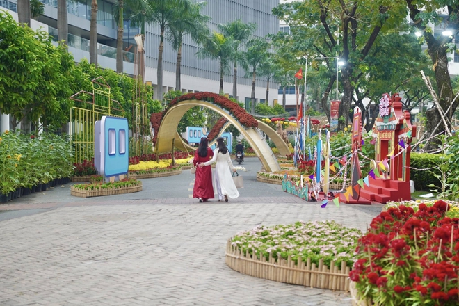 "Đại chiến" 3 đường hoa hot nhất TPHCM năm nay: Ngựa th&eacute;p 2 tỷ nặng 5 tấn liệu c&oacute; khiến tượng đ&agrave;i 11m ở Nguyễn Huệ phải d&egrave; chừng?- Ảnh 24.