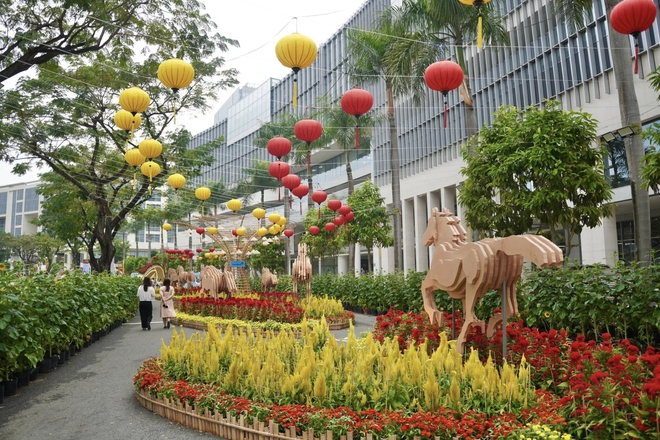 "Đại chiến" 3 đường hoa hot nhất TPHCM năm nay: Ngựa th&eacute;p 2 tỷ nặng 5 tấn liệu c&oacute; khiến tượng đ&agrave;i 11m ở Nguyễn Huệ phải d&egrave; chừng?- Ảnh 19.