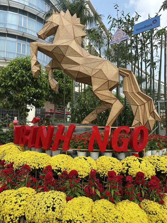 "Đại chiến" 3 đường hoa hot nhất TPHCM năm nay: Ngựa th&eacute;p 2 tỷ nặng 5 tấn liệu c&oacute; khiến tượng đ&agrave;i 11m ở Nguyễn Huệ phải d&egrave; chừng?- Ảnh 23.