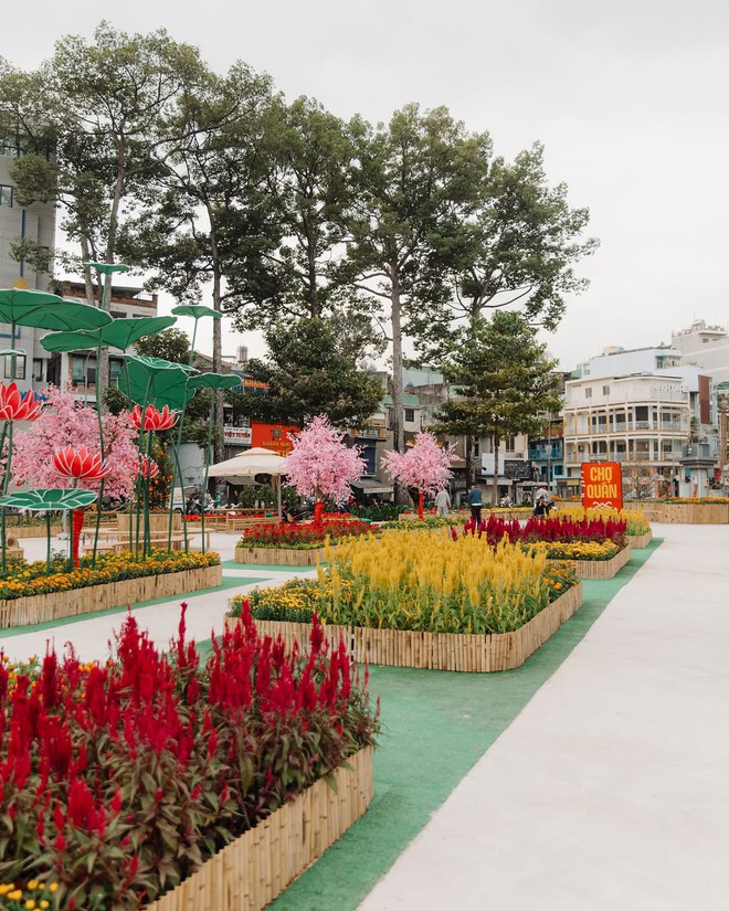 "Đại chiến" 3 đường hoa hot nhất TPHCM năm nay: Ngựa th&eacute;p 2 tỷ nặng 5 tấn liệu c&oacute; khiến tượng đ&agrave;i 11m ở Nguyễn Huệ phải d&egrave; chừng?- Ảnh 18.