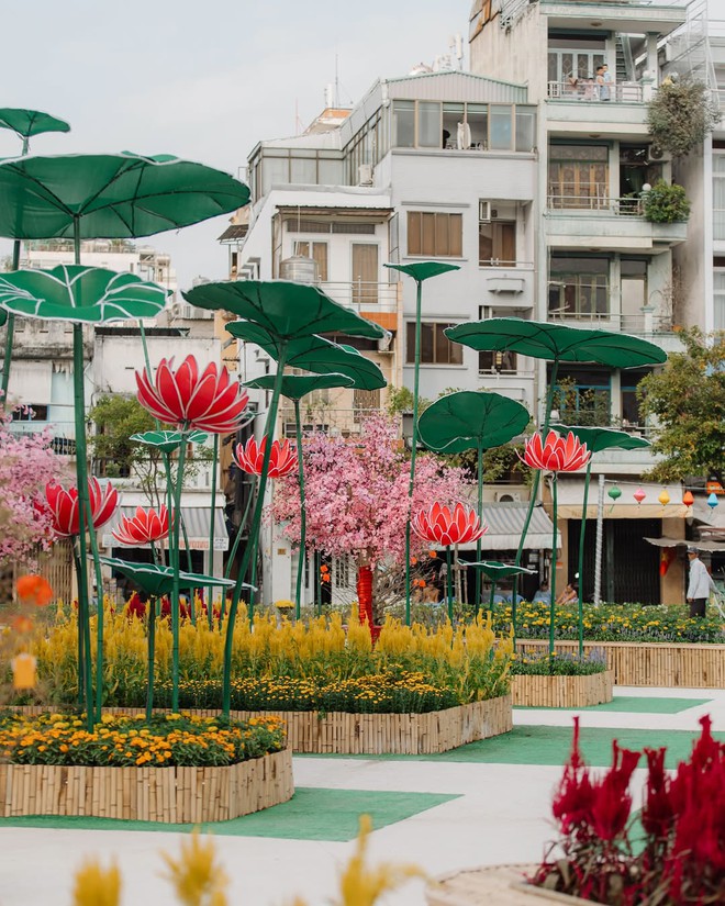 "Đại chiến" 3 đường hoa hot nhất TPHCM năm nay: Ngựa th&eacute;p 2 tỷ nặng 5 tấn liệu c&oacute; khiến tượng đ&agrave;i 11m ở Nguyễn Huệ phải d&egrave; chừng?- Ảnh 15.