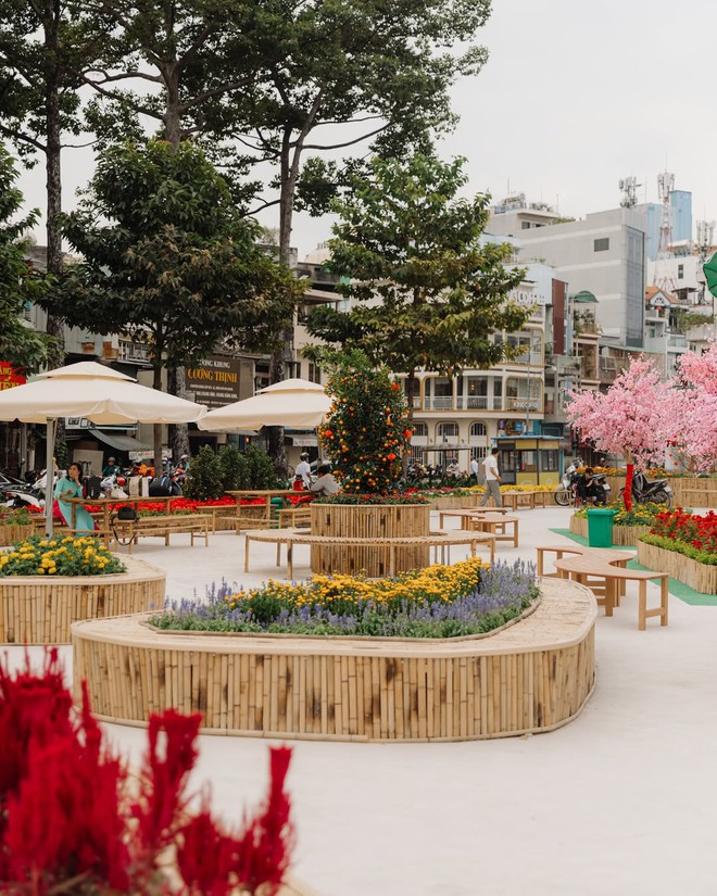 "Đại chiến" 3 đường hoa hot nhất TPHCM năm nay: Ngựa th&eacute;p 2 tỷ nặng 5 tấn liệu c&oacute; khiến tượng đ&agrave;i 11m ở Nguyễn Huệ phải d&egrave; chừng?- Ảnh 17.