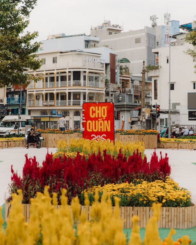 "Đại chiến" 3 đường hoa hot nhất TPHCM năm nay: Ngựa th&eacute;p 2 tỷ nặng 5 tấn liệu c&oacute; khiến tượng đ&agrave;i 11m ở Nguyễn Huệ phải d&egrave; chừng?- Ảnh 13.