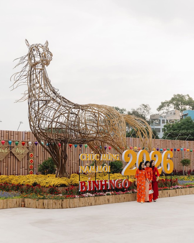 "Đại chiến" 3 đường hoa hot nhất TPHCM năm nay: Ngựa th&eacute;p 2 tỷ nặng 5 tấn liệu c&oacute; khiến tượng đ&agrave;i 11m ở Nguyễn Huệ phải d&egrave; chừng?- Ảnh 12.