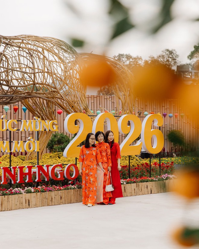 "Đại chiến" 3 đường hoa hot nhất TPHCM năm nay: Ngựa th&eacute;p 2 tỷ nặng 5 tấn liệu c&oacute; khiến tượng đ&agrave;i 11m ở Nguyễn Huệ phải d&egrave; chừng?- Ảnh 14.