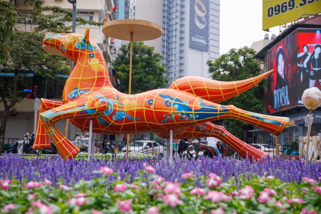 "Đại chiến" 3 đường hoa hot nhất TPHCM năm nay: Ngựa th&eacute;p 2 tỷ nặng 5 tấn liệu c&oacute; khiến tượng đ&agrave;i 11m ở Nguyễn Huệ phải d&egrave; chừng?- Ảnh 6.